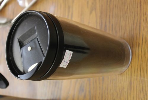 Coffee to go: hohe Kaffee-Becher ohne Henkel (und Deckel), schwarz