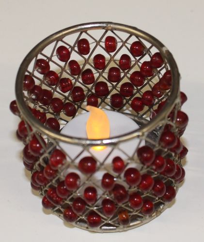 dekorativer Teelichthalter aus Drahtgeflecht mit roten Perlen