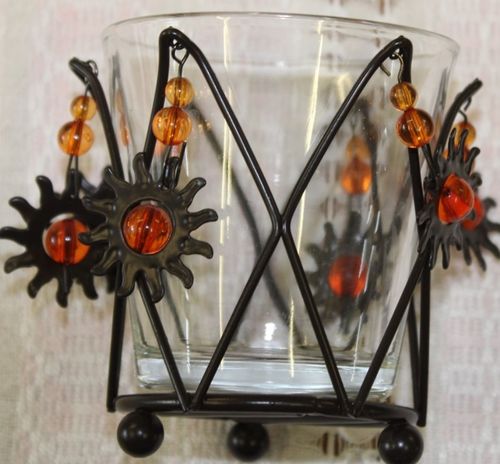 Windlicht mit orangefarbenen Glas-Anhängern / Teelichthalter / Kerzenglas