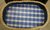 blaues Trage-Tablett/Korb-Tablett mit hohem geflochtenem Rand und Boden in "Karo-Küchen-Design"
