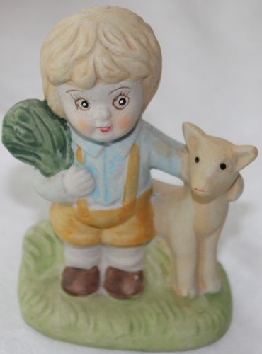 kleine Figur Kind mit Schaf