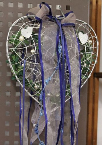 Deko-Herz - silberfarbenes Metall mit weißen Kunstblumen und blauen Bändern