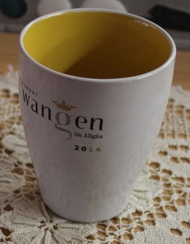 Souvenir-Tasse weiß und gelb: Wangen im Allgäu