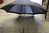 eleganter Herren-Schirm, grau mit anthrazitfarbenem Rand, mit Schirmhülle