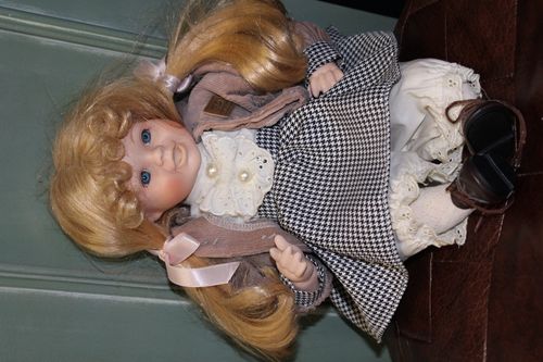 Puppe, Mädchen, blond, mit kariertem Kleid