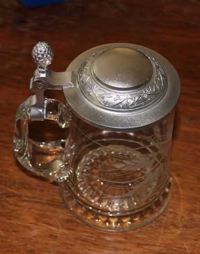 Klassischer Bierkrug aus Glas, mit Zinndeckel (mit eingravierter Widmung)