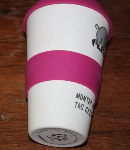 Coffee to go: farbenfrohe hohe Kaffee-Becher: pink bzw. rot