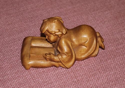 "Lesendes Kind" - kleine Holzfigur