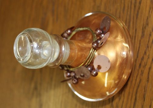 dekoratives Glas / dekorative Flasche mit goldfarbenem Badeschaum