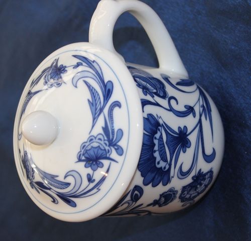 Teetasse mit Deckel, weiß-blau in Zwiebelmuster-Optik
