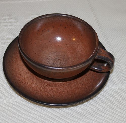 Teetasse mit Untertasse, Keramik, braun