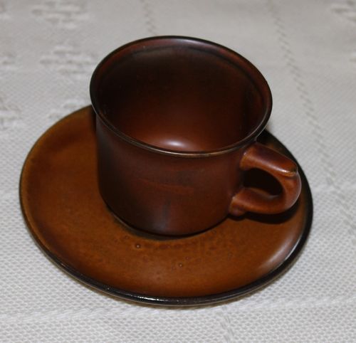 Kaffeetasse mit Untertasse, Keramik, braun