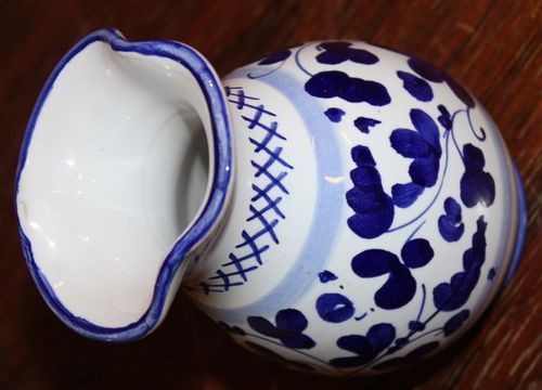 kleine blau-weiße Vase