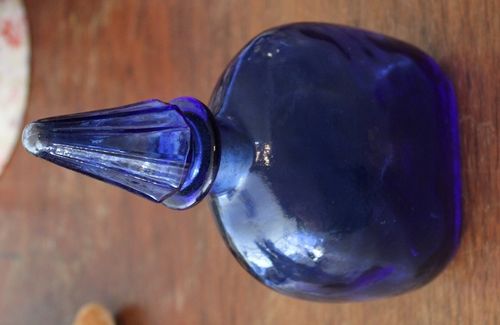 blaue Likörflasche mit Stopfen