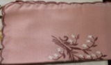 Mitteldecke, rosa, weiße Maiglöckchen, gestickt, 75 x 75