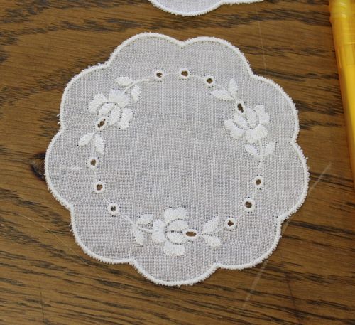 Deckchen: weiß mit weißer Lochstickerei / Blütenstickerei