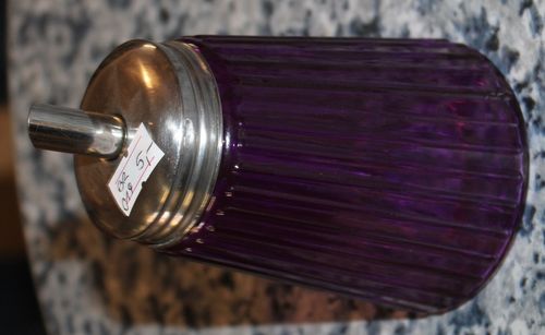 klassischer Zuckerstreuer aus Glas, violett