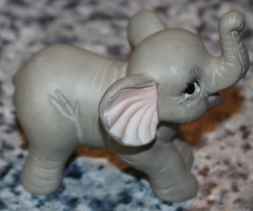 kleiner grauer Elefant mit rosa Ohren, Keramik, Gilde