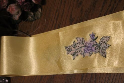 Schleife / Tischband; gelb mit violetten Blüten